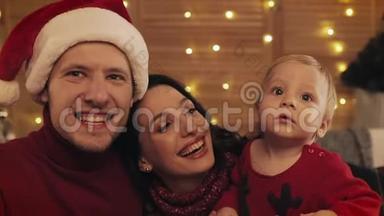 幸福的<strong>一家人</strong>在家里在圣诞树背景上自拍。 圣诞<strong>新年</strong>圣诞庆祝概念